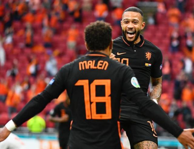 之间默契配 之间默契配